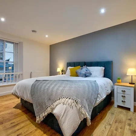 Central Stamford Retreat - Stylish 2-Bed Apartment & Parking Exterior photo