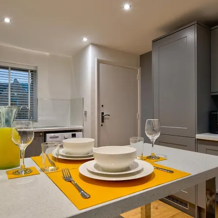 Central Stamford Retreat - Stylish 2-Bed Apartment & Parking Exterior photo