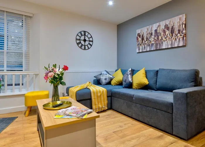 Central Stamford Retreat - Stylish 2-Bed Apartment & Parking