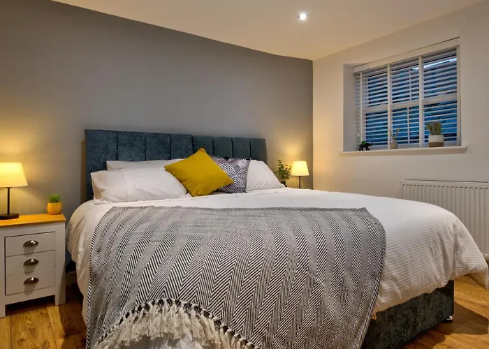 Central Stamford Retreat - Stylish 2-Bed Apartment & Parking