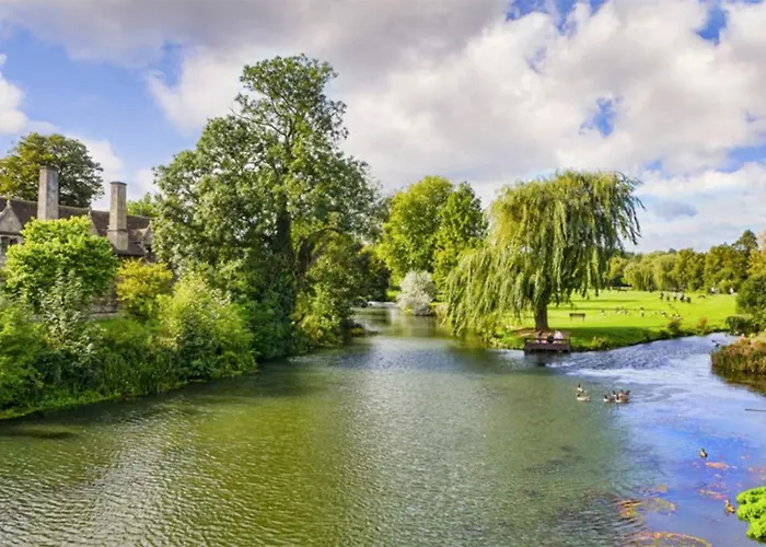 Central Stamford Retreat - Stylish 2-Bed Apartment & Parking