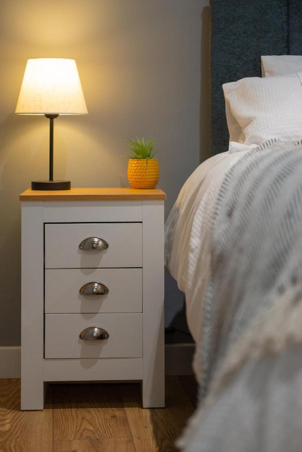 Retreat - Stylish 2-bed & Parking *
