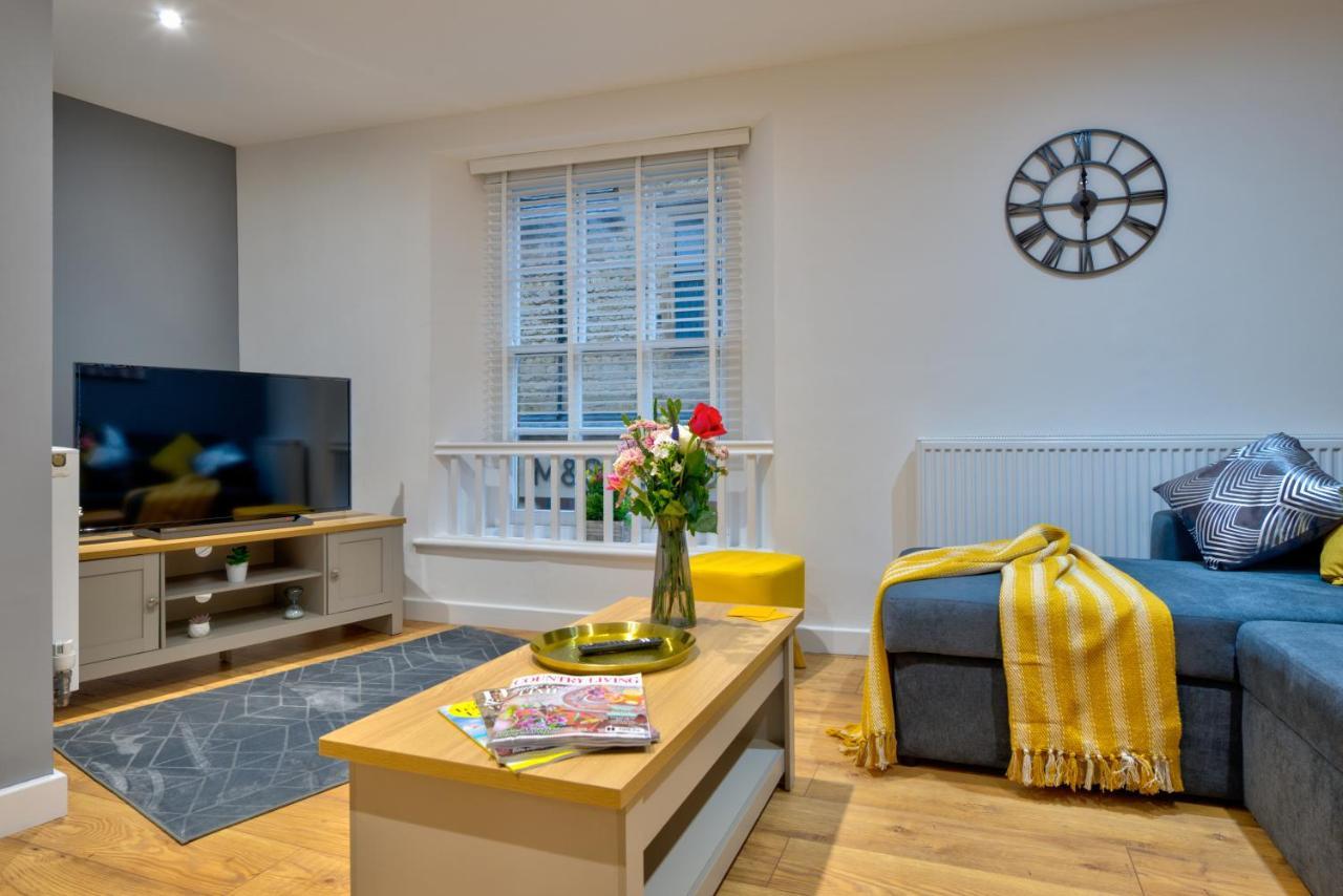 Retreat - Stylish 2-bed & Parking Apartment