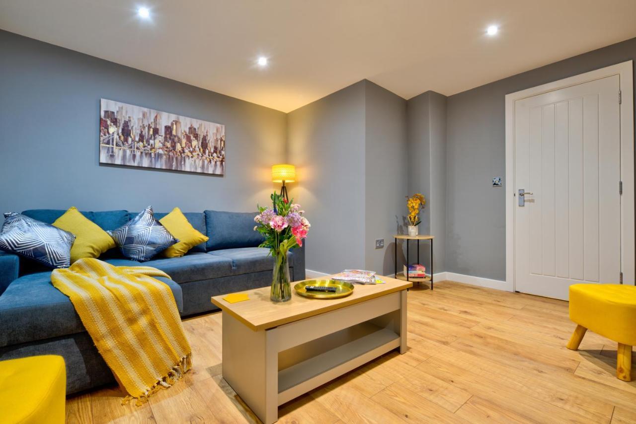 Retreat - Stylish 2-bed & Parking *