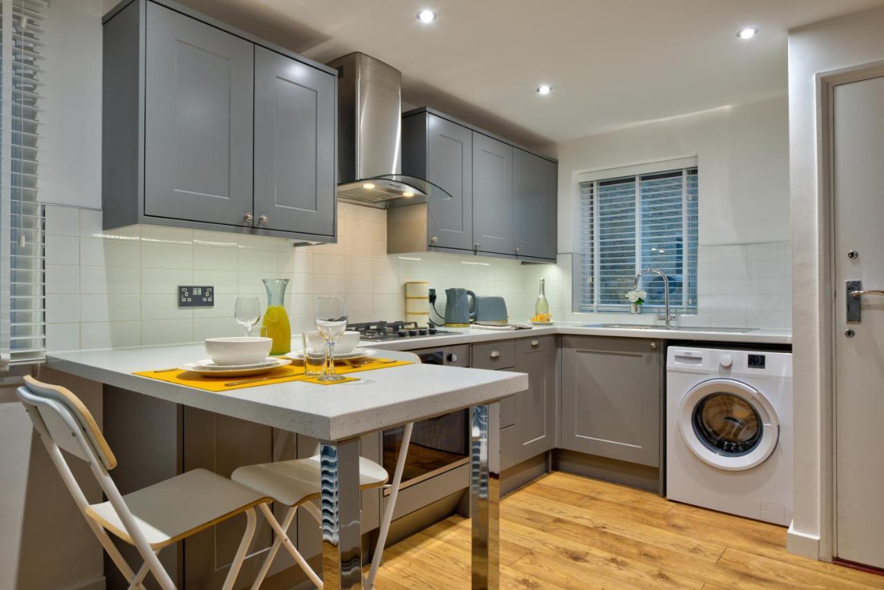 Retreat - Stylish 2-bed & Parking Apartment